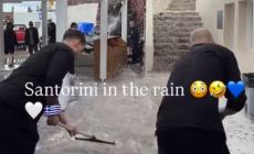 Σάλος με βίντεο από τη Σαντορίνη: Πελάτες τρώνε το φαγητό τους ενώ εργαζόμενοι... σκουπίζουν τη βροχή