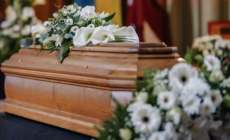 Πανικός σε κηδεία: Η κόρη είδε στο φέρετρο άγνωστη ντυμένη με τα ρούχα της μητέρας της