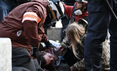 Ένας νεκρός από τις διαδηλώσεις στη Γαλλία – Εκατοντάδες συλλήψεις, εκτεταμένες καταστροφές