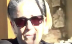 Μνημόσυνο Μαζωνάκη: Κατέρρευσε η Μαρία Μαζωνάκη έξω από την εκκλησία