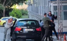 Με καλυμμένο το πρόσωπο στη ΓΑΔΑ η Τσαρούχα – Το βίντεο της άφιξής της μετά τη σύλληψη