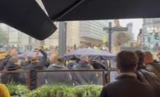 Ο κόσμος της ΑΕΚ έκανε Ν. Φιλαδέλφεια το κέντρο του Μάντσεστερ! (vid)