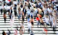 Γιατί στρίβουμε αριστερά όταν περπατάμε: Το μυστήριο που οι επιστήμονες δεν έχουν καταφέρει να λύσουν