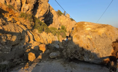 Ρόδος: Τεράστιος βράχος έκλεισε τον δρόμο προς την παραλία «Άντονι Κουίν» – Περίπου 100 οχήματα εγκλωβισμένα