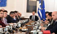 Τα φάουλ δεν έχουν τελειωμό: «Βράζουν» στο Μαξίμου και κοιτούν τον Μητσοτάκη